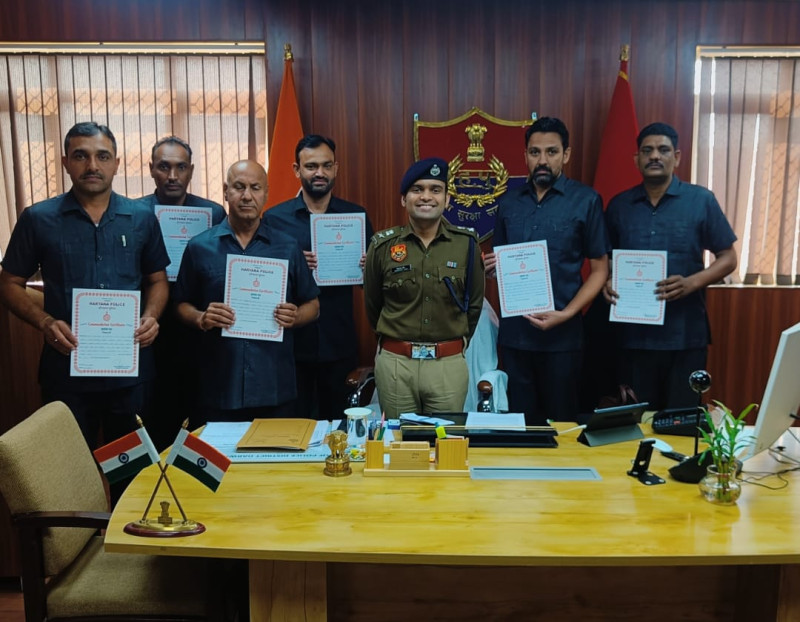 सर्वश्रेष्ठ कार्य करने वाले पुलिस कर्मचारियों को पुलिस अधीक्षक ने प्रशंसा पत्र देकर किया सम्मानित