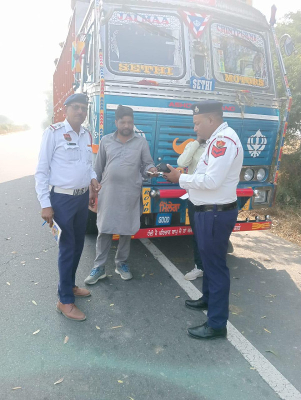 डबवाली पुलिस ने गलत लेन में चलने वाले वाहनों के खिलाफ छेड़ा अभियान