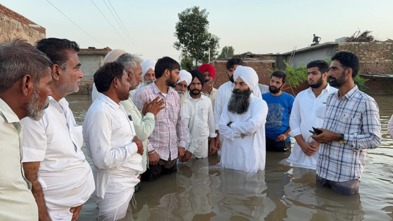 फाजिल्का में बाढ़ पीड़ितों के बीच पहुंचे डेरा जगमालवाली के संत बिरेंद्र सिंह, राहत कार्यों में बन रहे सहारा