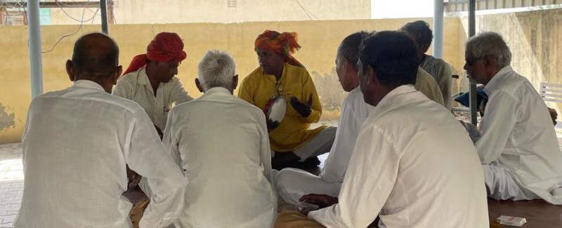 गांव पन्नीवाला मोटा में ग्रामीणों को दी सरकार की योजनाओं की जानकारी
